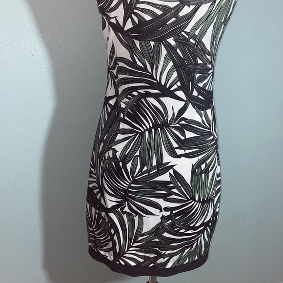 Like new TAIL- SLEEVELESS golf palm leaf DRESS - Picture 8 of 10